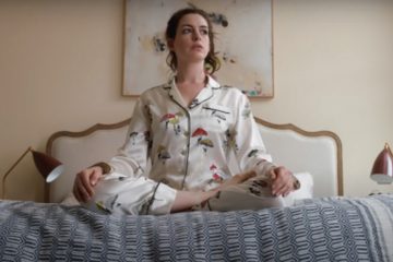 Энн Хэтэуэй сама себя постригла во время съемок карантинного ромкома «Локдаун»