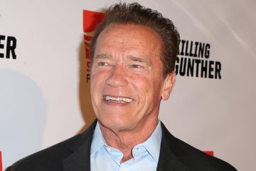 Арнольд Шварценеггер подарил бездомным 25 домов на Рождество