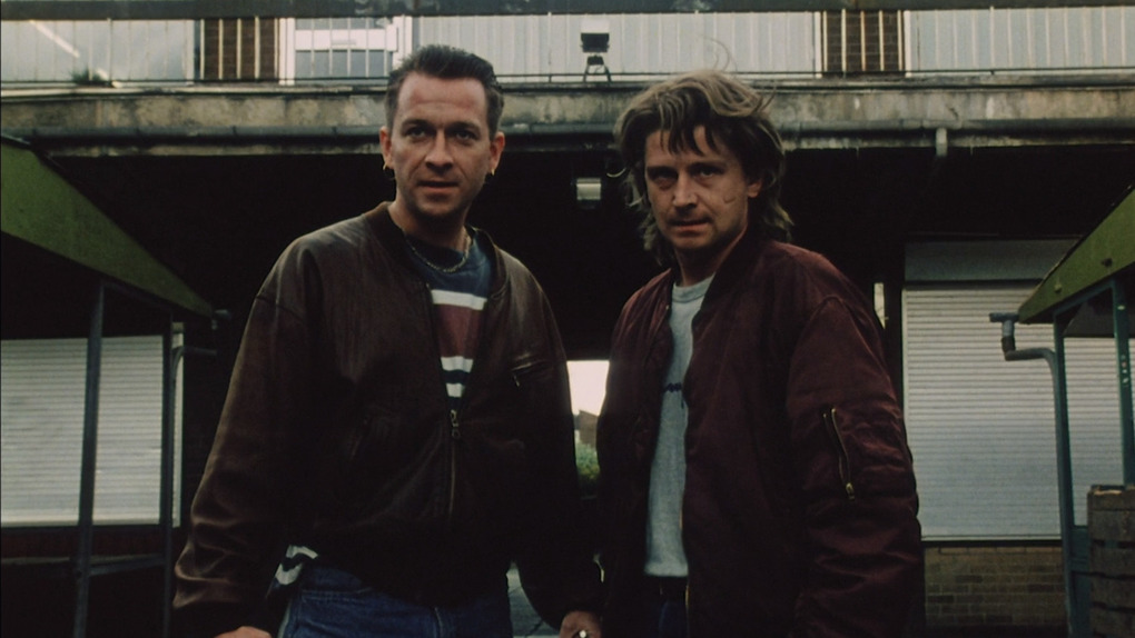 Полицейские под видом фанатов в фильме "Удостоверение"