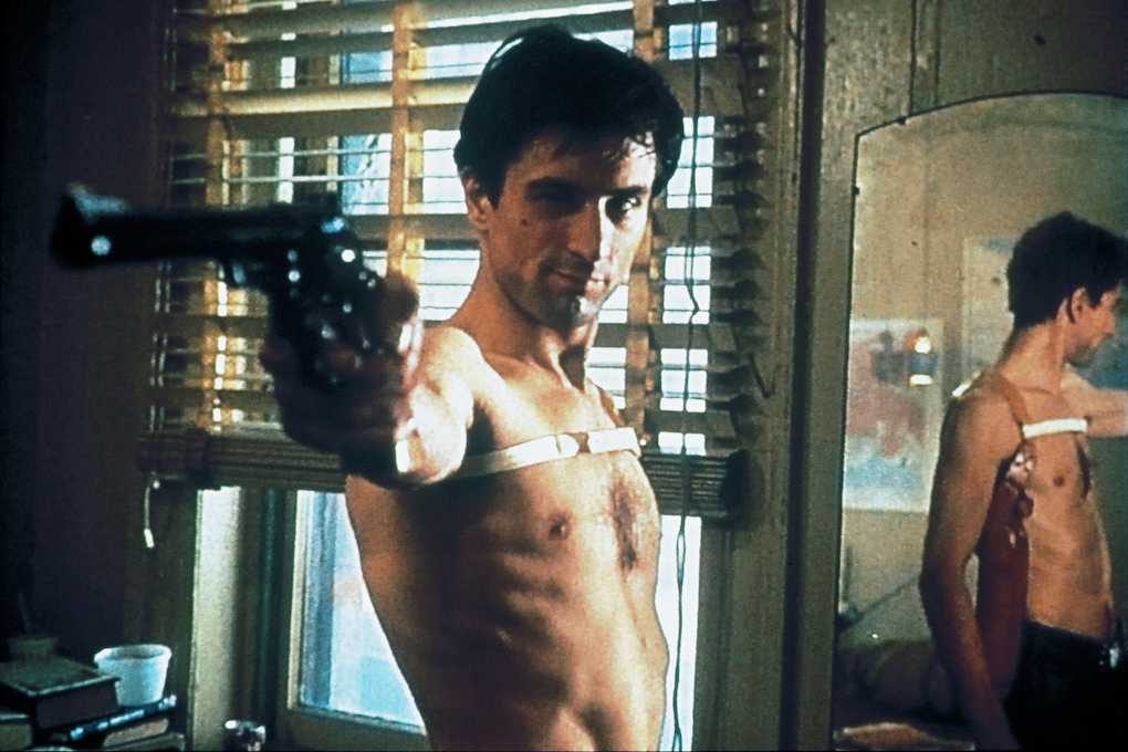 Роберт Де Ниро с револьвером, кадр из фильма "Таксист"