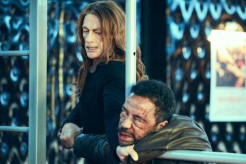 «Последний наемник»: Ван Дамм меняет парики и задирает ноги