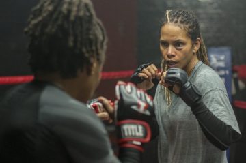 На Холли Берри подали в суд