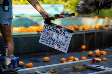 В роли Гены – Сергей Гармаш, в роли Чебурашки – компьютерная графика