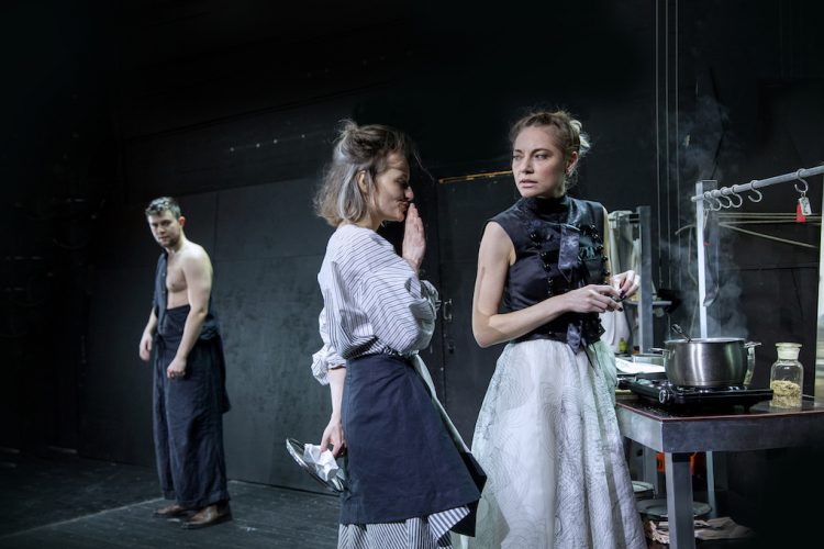 Театр имени Моссовета сообразил на троих