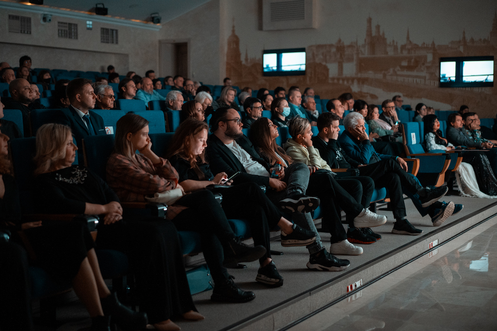 Показ фильма «Восемь минут до земли»