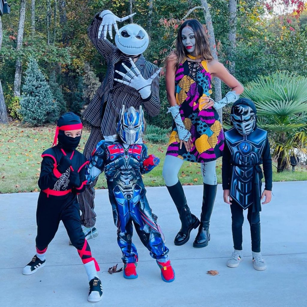 Зои Салдана с мужем и детьми в костюмах для Хеллоуин