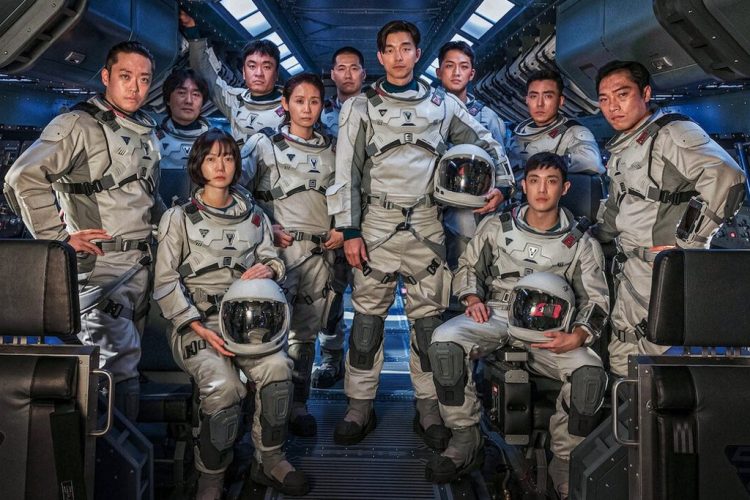 «Море спокойствия»: Внеземной вирус и корейские звезды не спасли новый сериал Netflix