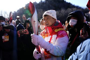 Джеки Чан пронес олимпийский огонь по Великой Китайской стене
