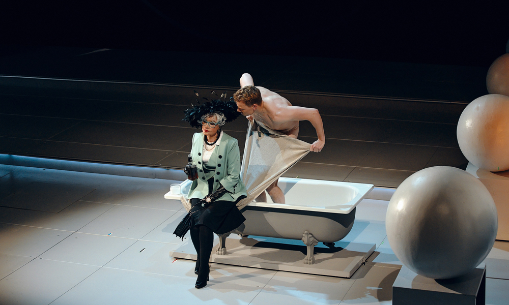 Вера Алентова и Дмитрий Власкин в спектакле «Мадам Рубинштейн» (2022) в Театре имени Пушкина