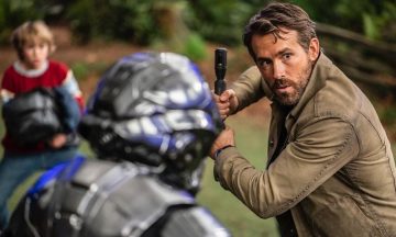 Райан Рейнольдс спасает планету, Марк Уолберг примеряет рясу