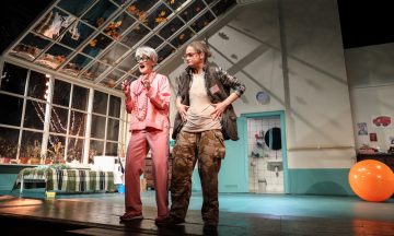 Владимир Машков поставил спектакль «Схватка» о боевых старушках