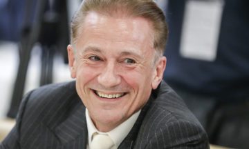 Олег Меньшиков заработал в два раза больше Владимира Машкова