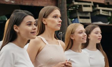 «Два холма»: Сборник пошлых скетчей в формате антиутопической сатиры