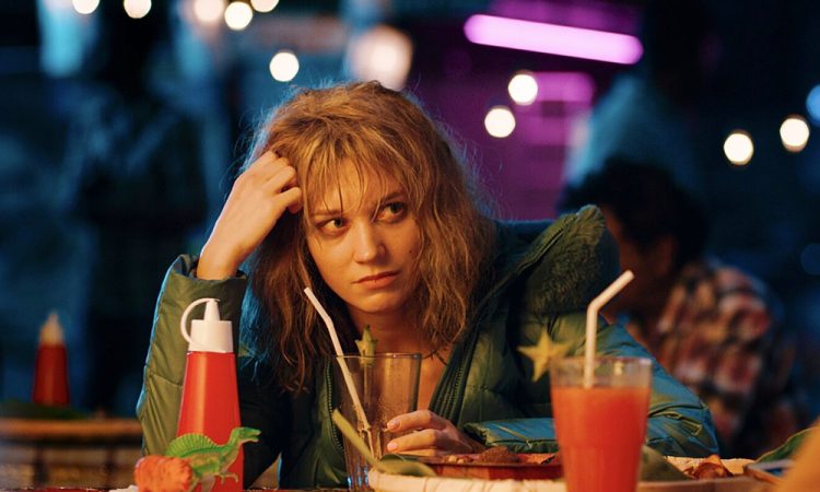 «Булки»: Кристина Асмус в коротких шортах месит тесто на Шри-Ланке