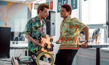 Фестиваль «Пилот» откроется сериалом «Надвое» с Петровым и Козловским