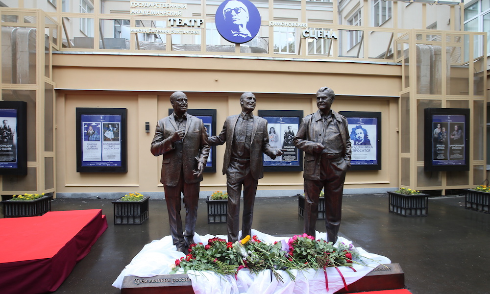 Театр Вахтангова открыл 102-й сезон с памятником и буфетом