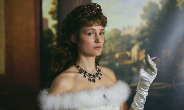 «Корсаж»: Шальная императрица мается от скуки