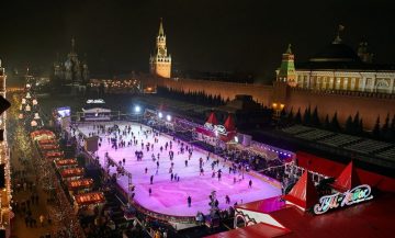 Новогодние праздники начинаются с ГУМ-катка