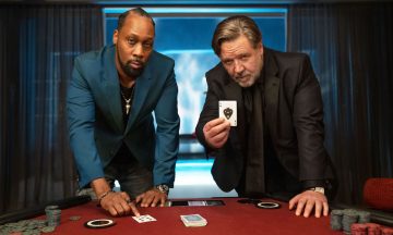 «Покерфейс» Рассела Кроу: Гламурный триллер о картах, деньгах и стволах