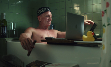 «Достать ножи: Стеклянная луковица». Злая сатира на богачей в обертке курортного детектива