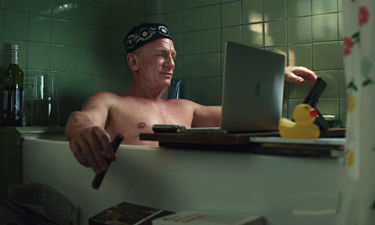 «Достать ножи: Стеклянная луковица». Злая сатира на богачей в обертке курортного детектива