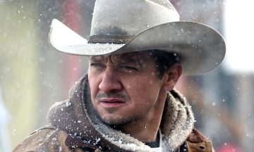 Звезда вселенной Marvel Джереми Реннер пострадал во время уборки снега