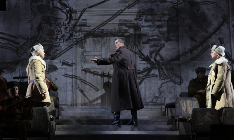 «Живые и мертвые» Полины Агуреевой: Как оставаться человеком в нечеловеческое время