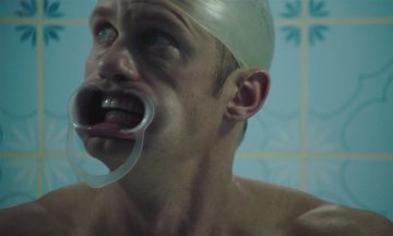 «Бескрайний бассейн» Брэндона Кроненберга: Путевка в ад с Миа Гот