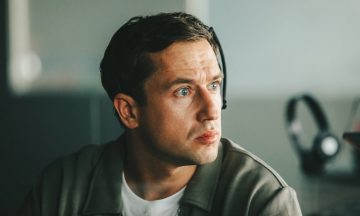 Сериал «Вторая линия»: Егор Корешков говорит по телефону, работает руками и галлюцинирует