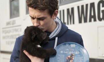 «Можно виниры сломать от умиления!»: Кологривый и Муцениеце подружились с медвежатами
