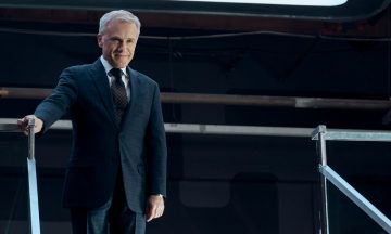 Сериал «Консультант»: Кристоф Вальц в роли Мэри Поппинс из ада