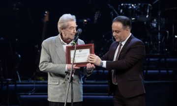 «Человек театра» и веточка сирени в Театре им. Вахтангова