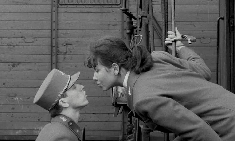 Кадр из фильма «Поезда под пристальным наблюдением»