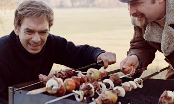 Кинорецепт: «Москва слезам не верит» и шашлык из свиной шейки