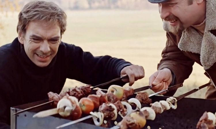 Кинорецепт: «Москва слезам не верит» и шашлык из свиной шейки