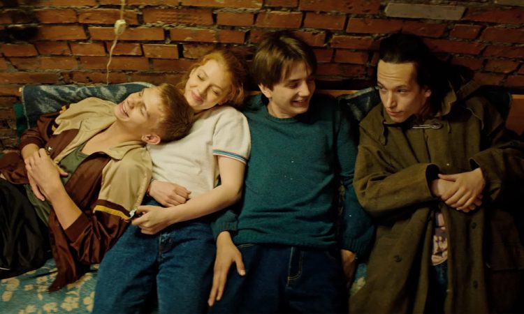 «Мир! Дружба! Жвачка!»: Как устроен исчерпывающий сериал про 1990-е