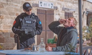 Алексей Серебряков едет за границу, чтобы выпить водки и «Спасти единственного сына»