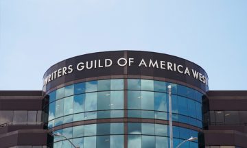 Голливудские сценаристы выступили против сделки между Warner Bros. и Paramount