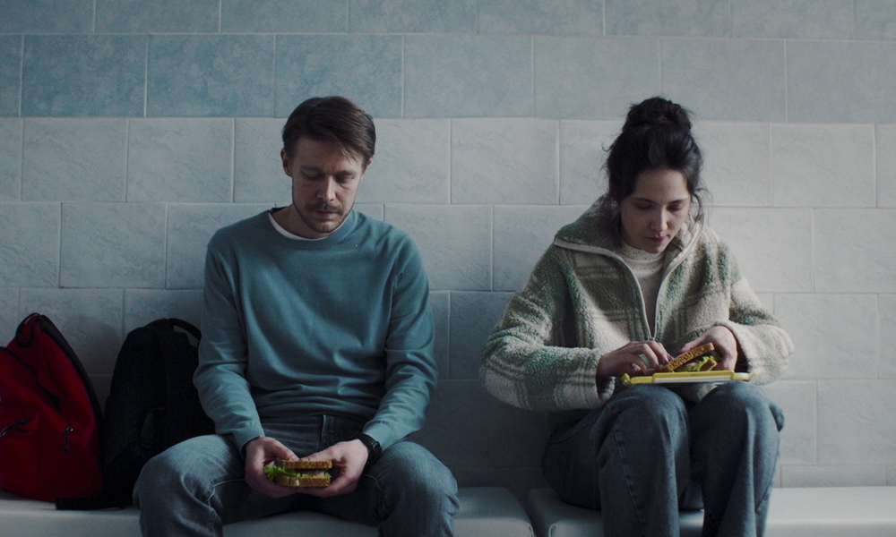 Волонтеры в кино. Кадр из фильма «Здоровый человек»