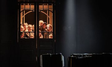 «Леопольдштадт»: Семейные узы и узлы истории распутывает постановка Алексея Бородина