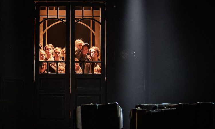 «Леопольдштадт»: Семейные узы и узлы истории распутывает постановка Алексея Бородина