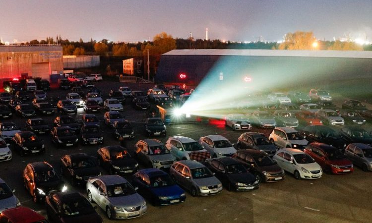 Драйв-ин: Диковинный досуг или умирающая отрасль?