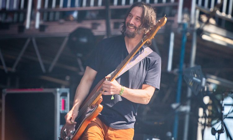 Артист, мотоциклист… басист! Как и зачем Киану Ривз стал рок-звездой