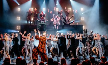 «Атом Солнца»: Дым и зеркала на сцене Театра Олега Табакова