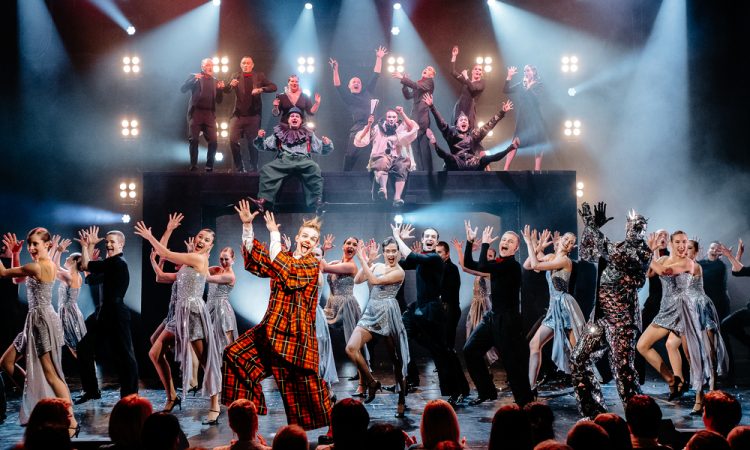 «Атом Солнца»: Дым и зеркала на сцене Театра Олега Табакова