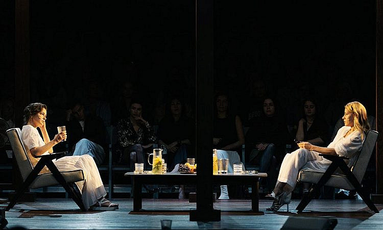 «Дачники на Бали, или «Асса» 30 лет спустя»: Размышления скучающей элиты на сцене Театра на Бронной