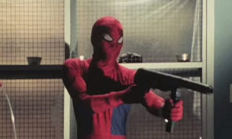 Японский Человек-паук: Огнестрел, инопланетяне и огромный меха-робот