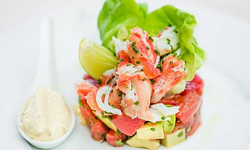 Кинорецепт: Салат из камчатского краба, помидоров и авокадо