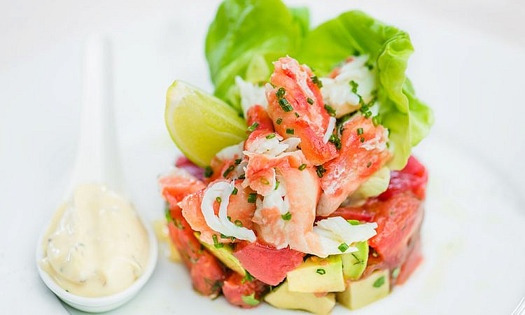 Кинорецепт: Салат из камчатского краба, помидоров и авокадо