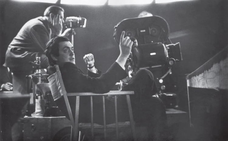 Священное место: Как египтяне и римляне придумали режиссерский стул